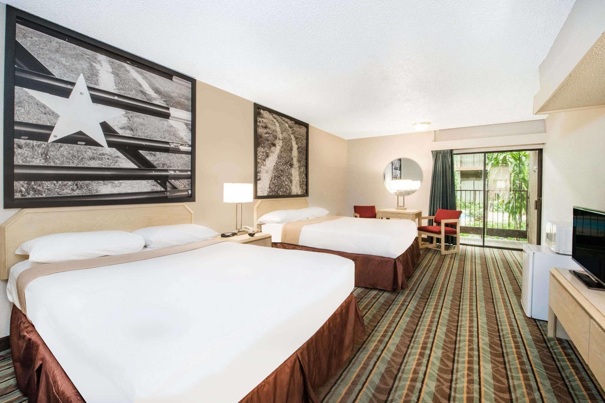 Super 8 By Wyndham Ozona Hotel Exterior photo